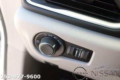 2023 Chrysler Voyager LX FWD
