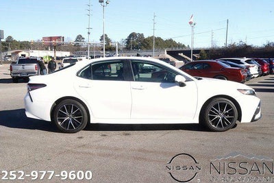 2021 Toyota Camry SE Auto (SE)