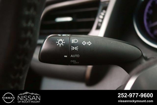 2020 Toyota Camry SE Auto (SE)