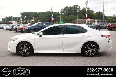2020 Toyota Camry SE Auto (SE)