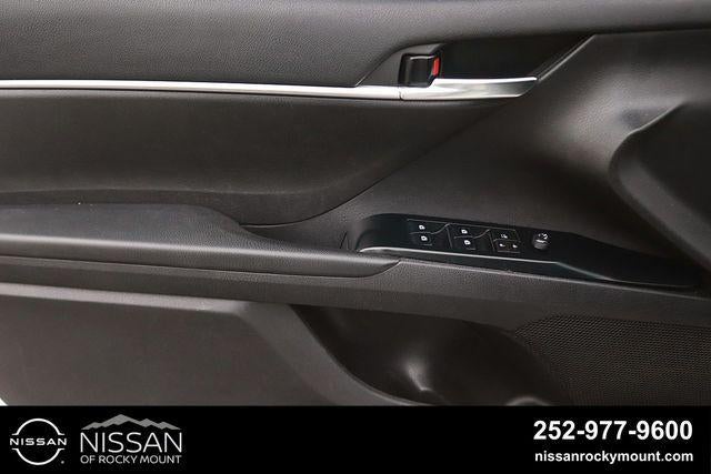 2020 Toyota Camry SE Auto (SE)