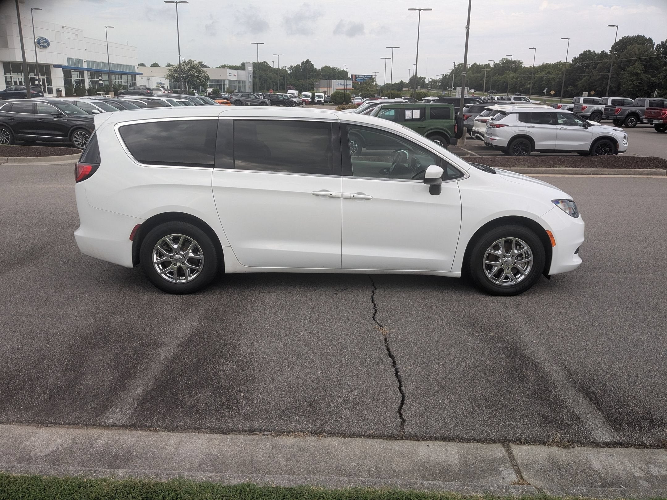 2023 Chrysler Voyager LX
