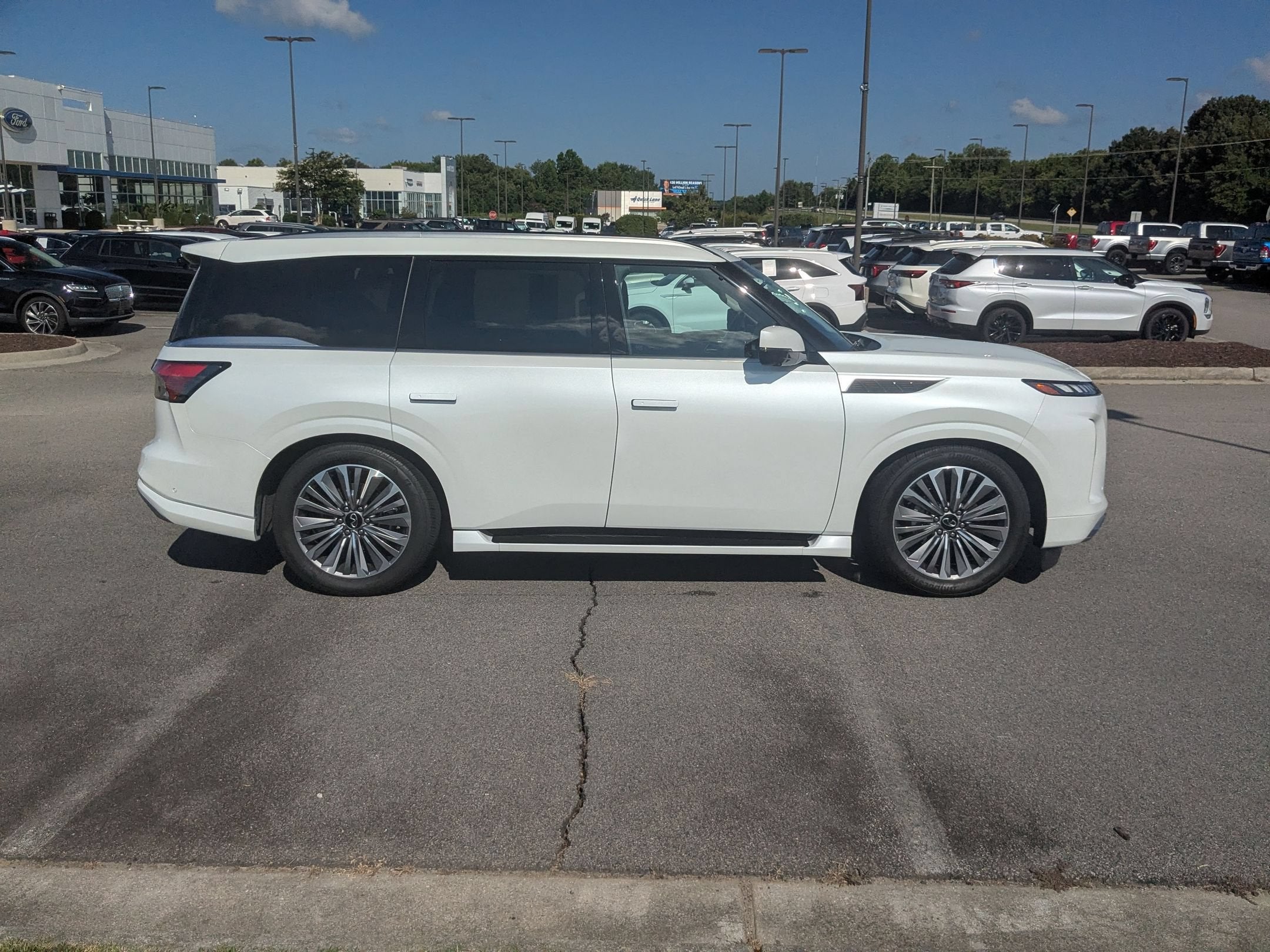 2025 INFINITI QX80 LUXE