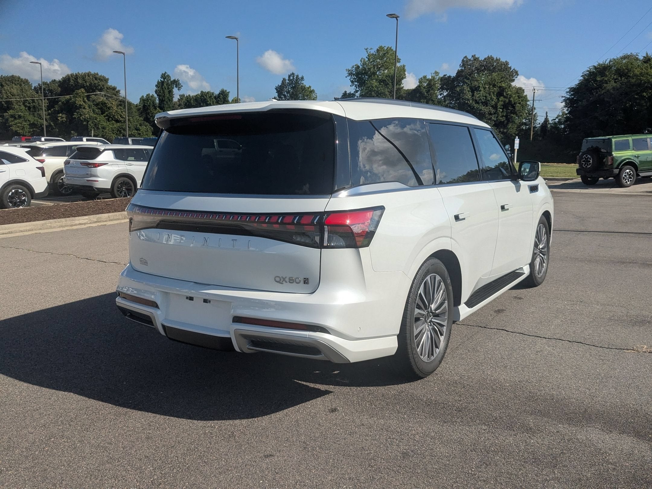 2025 INFINITI QX80 LUXE