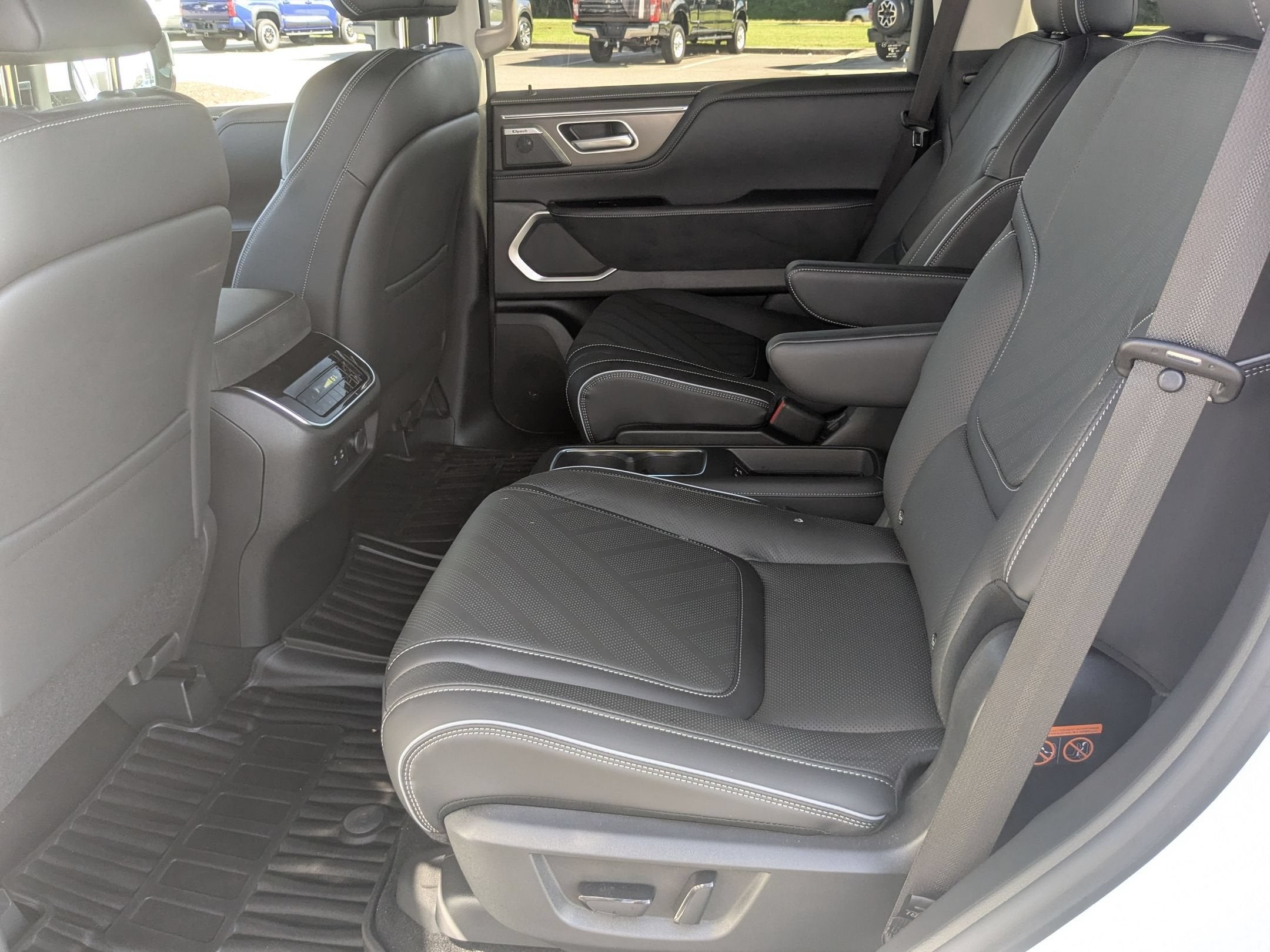 2025 INFINITI QX80 LUXE
