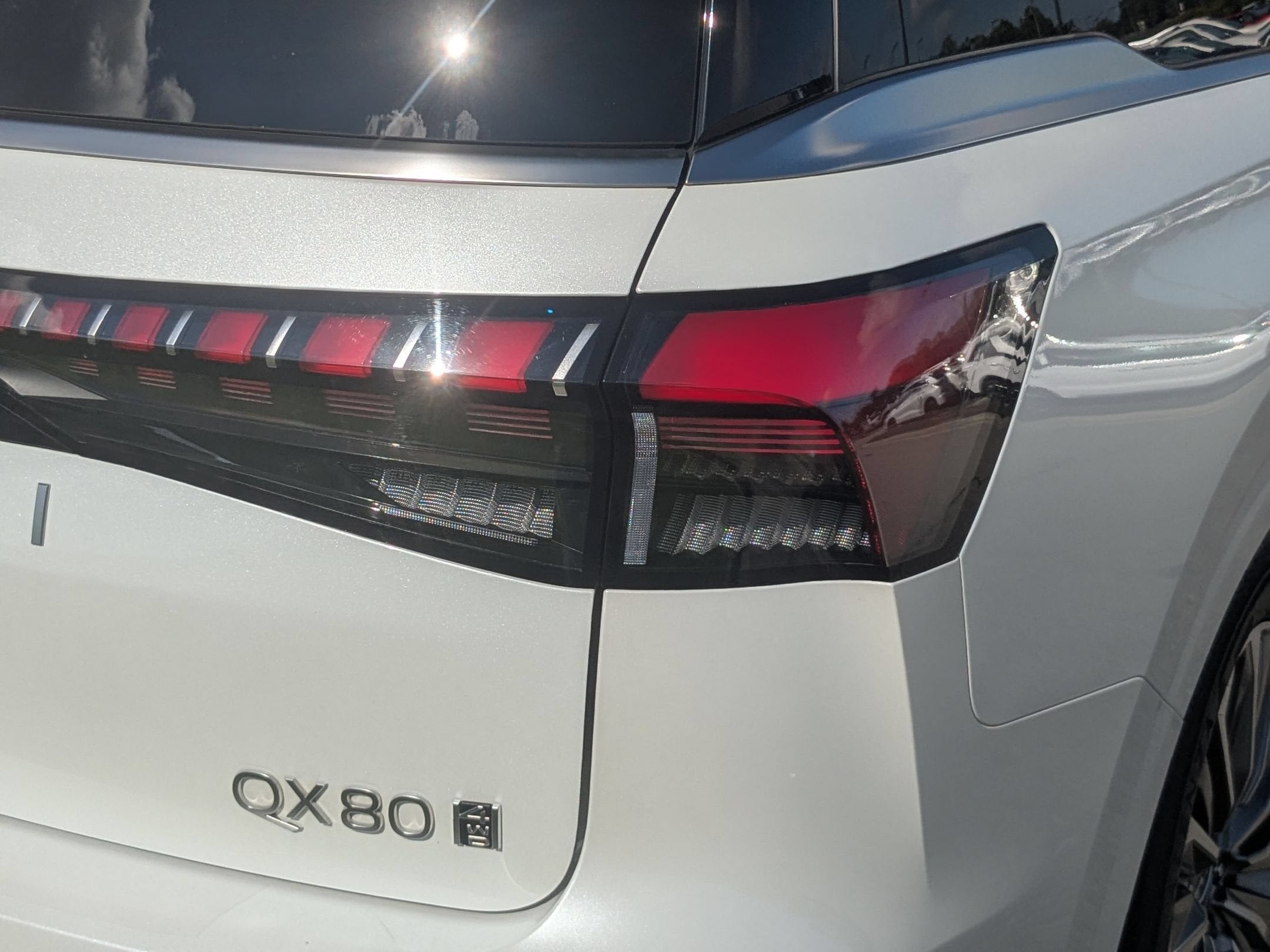2025 INFINITI QX80 LUXE