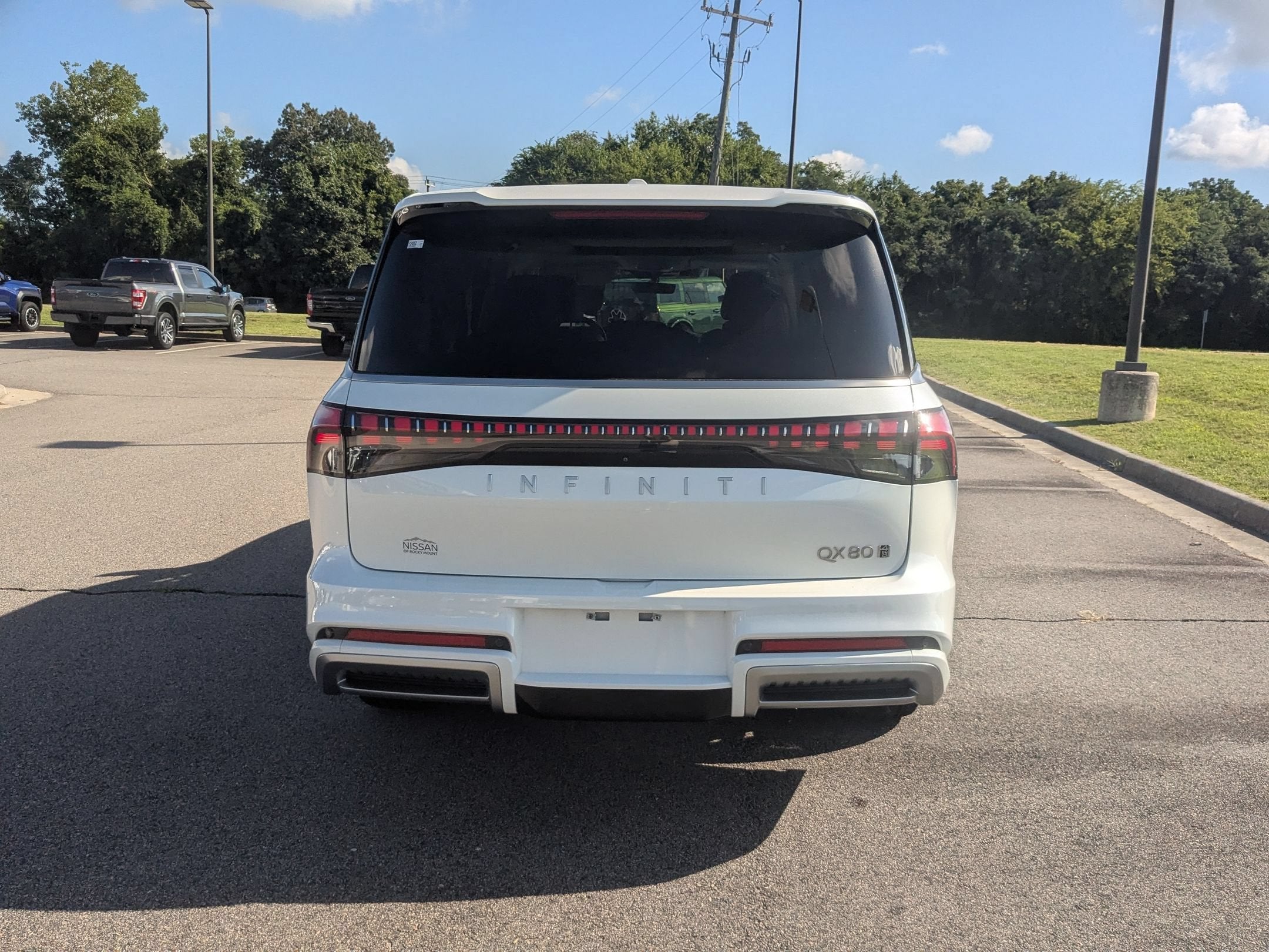 2025 INFINITI QX80 LUXE