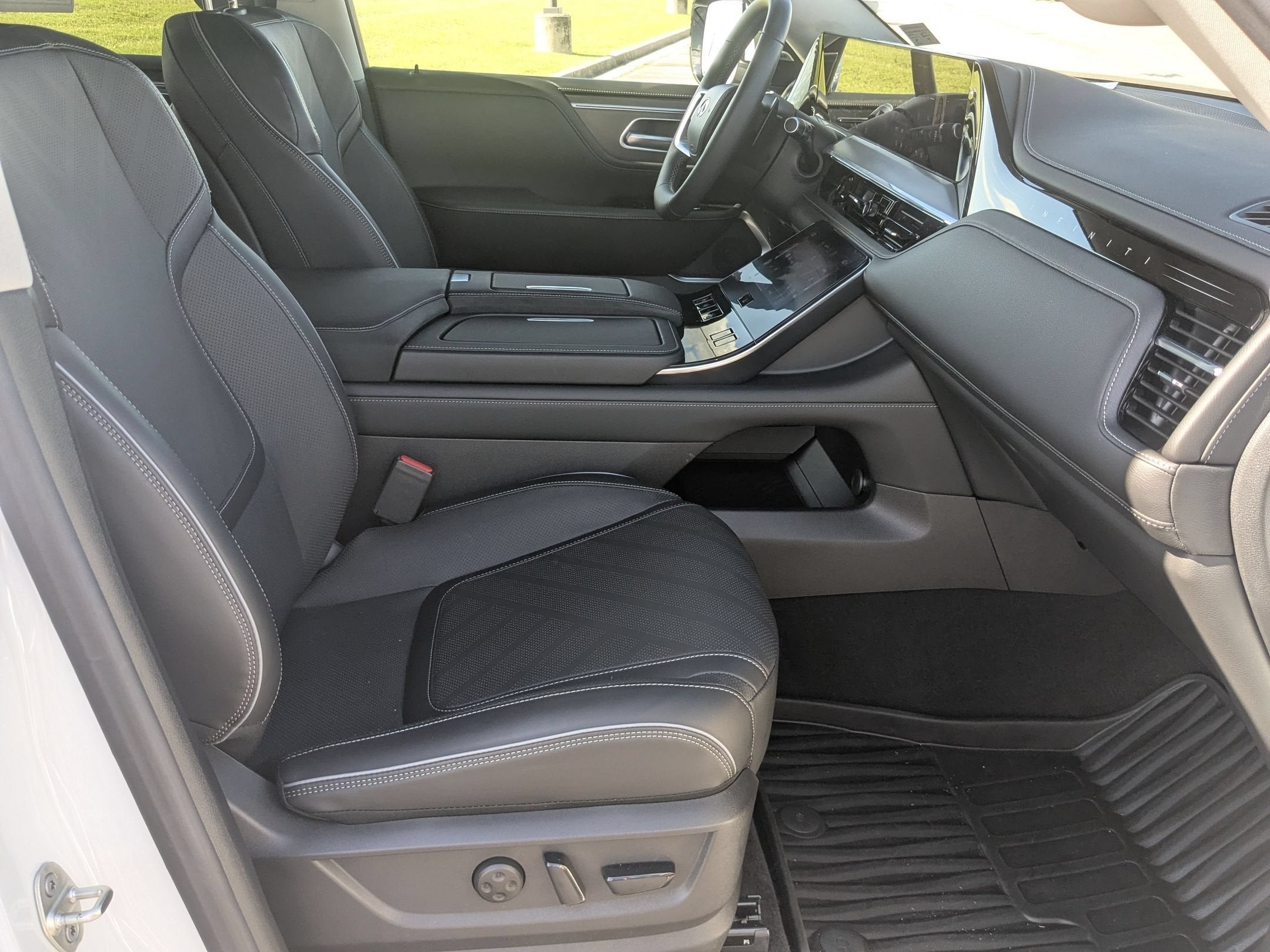 2025 INFINITI QX80 LUXE