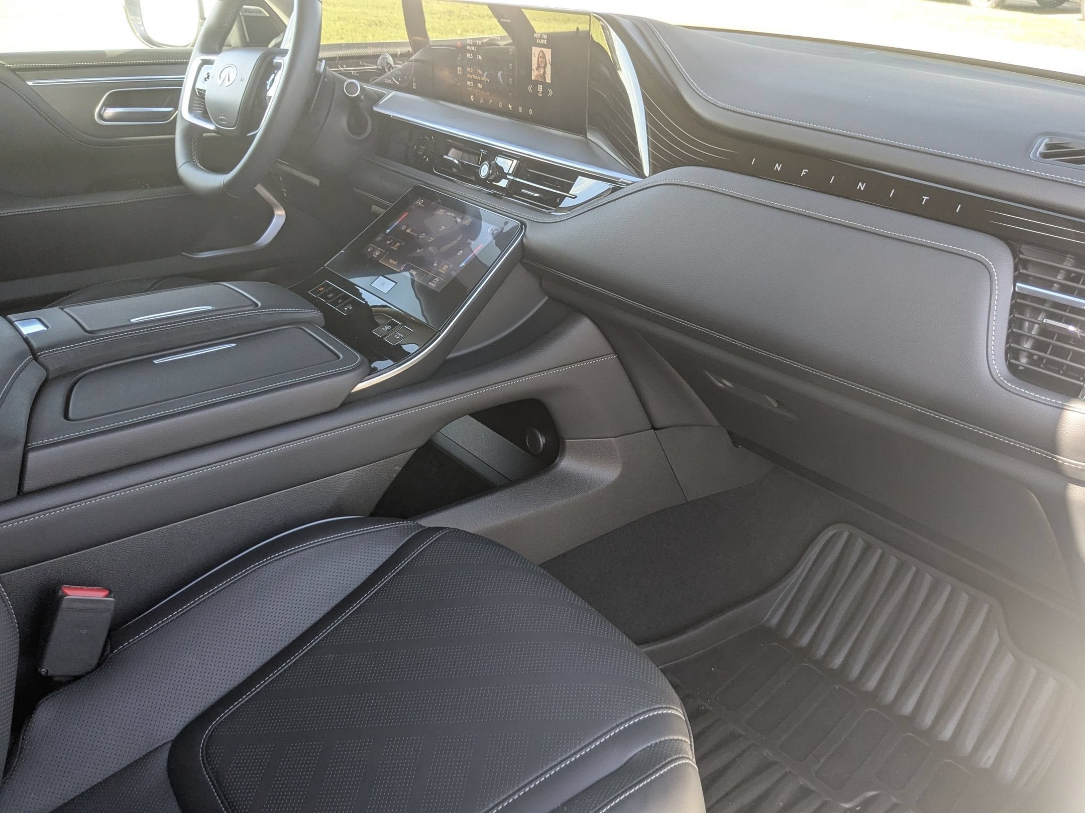 2025 INFINITI QX80 LUXE