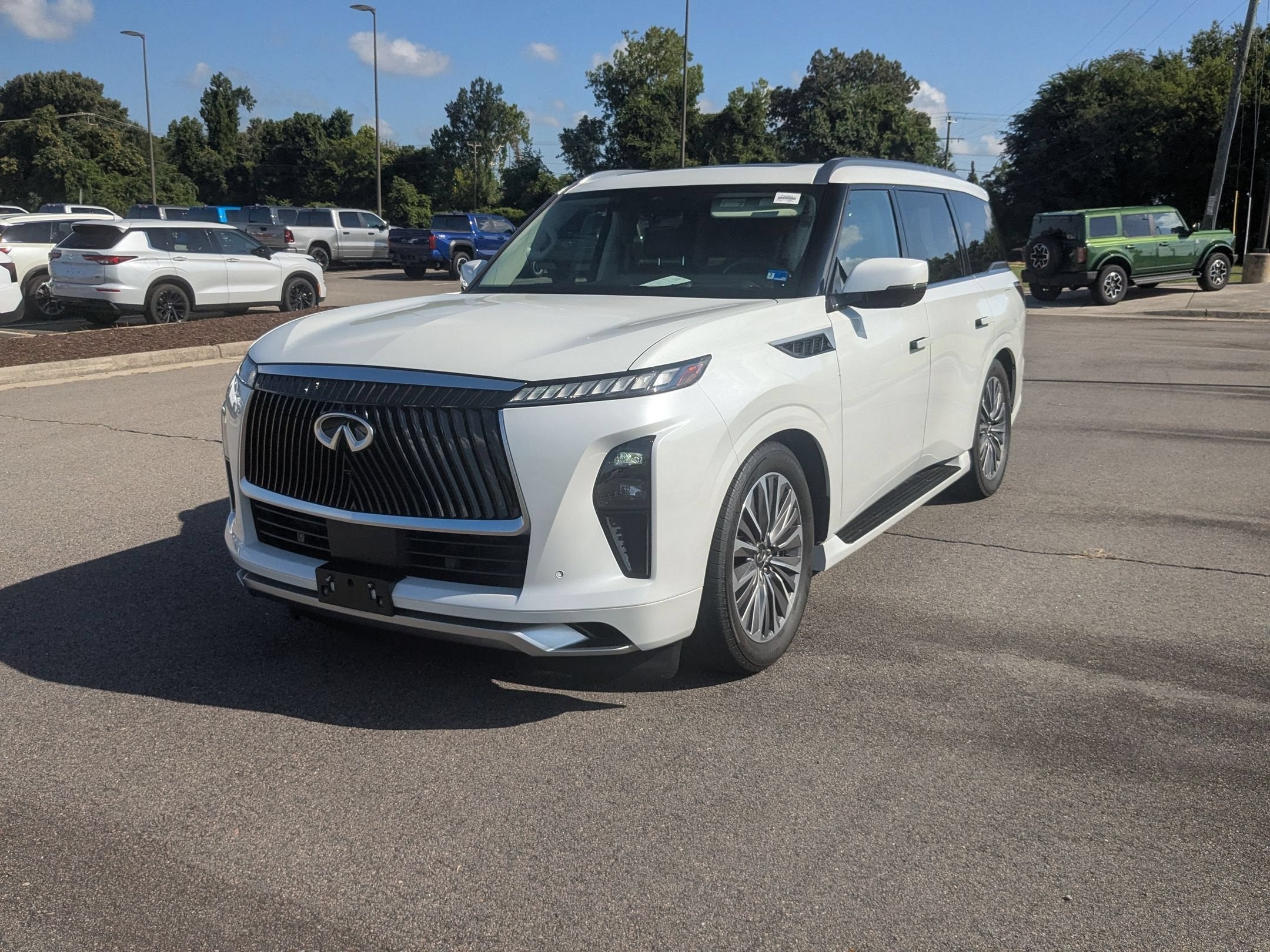 2025 INFINITI QX80 LUXE