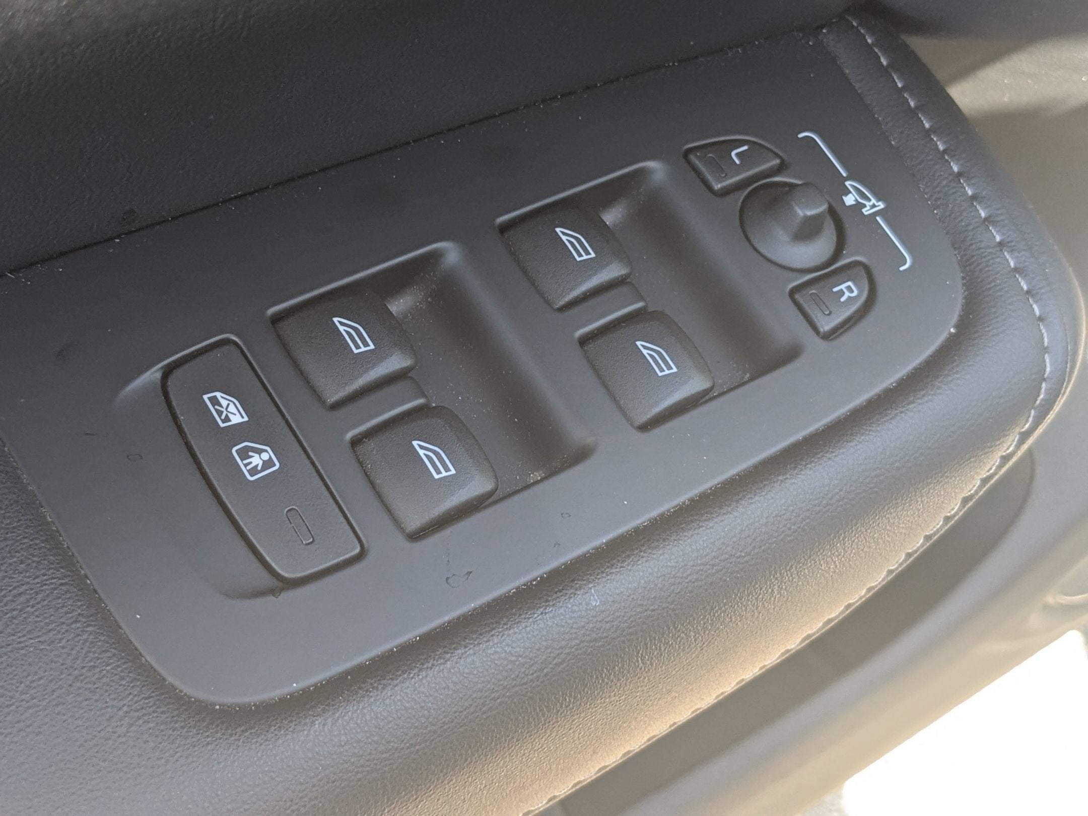 2023 Volvo XC60 Ultimate Bright Theme