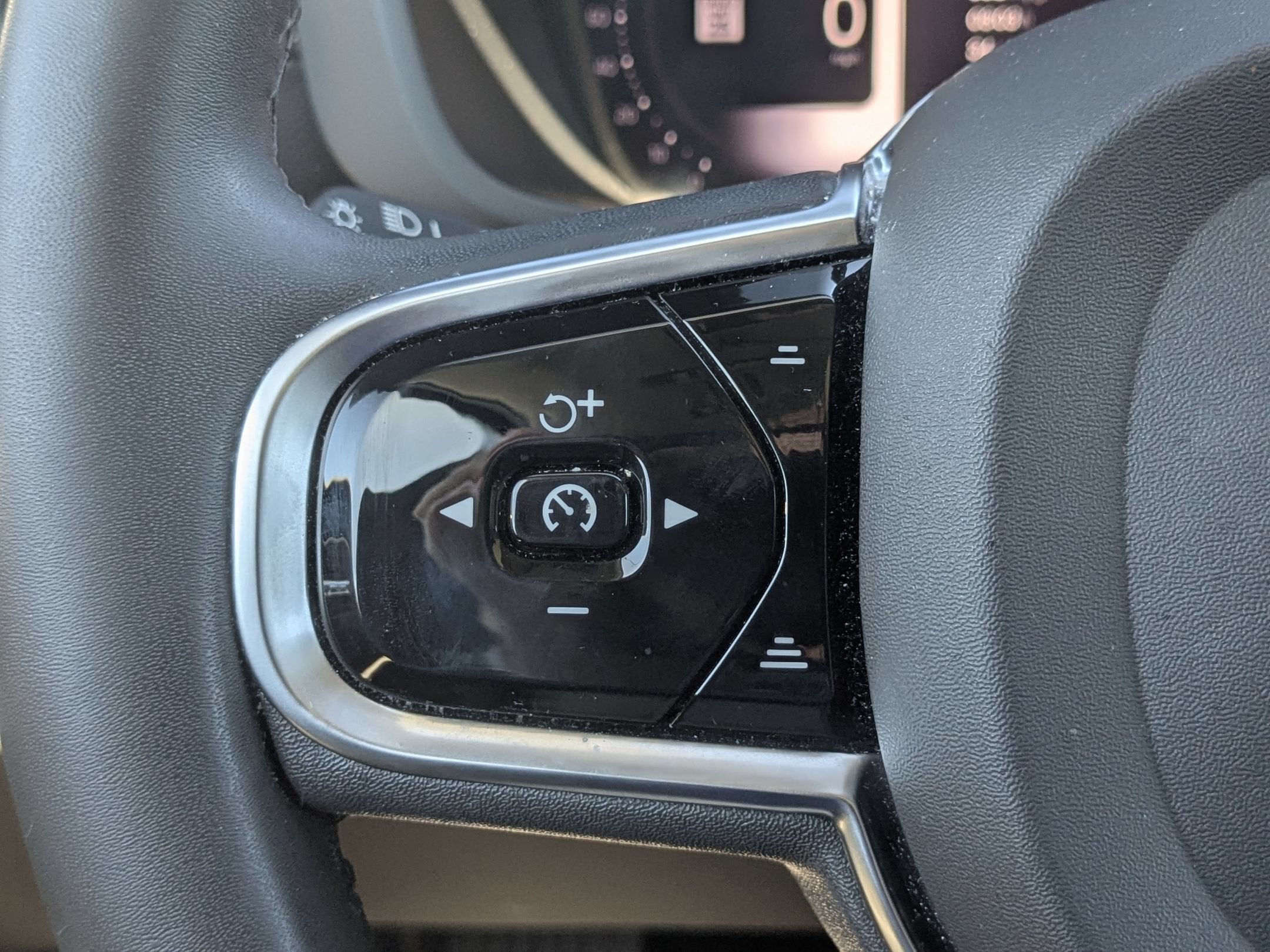 2023 Volvo XC60 Ultimate Bright Theme